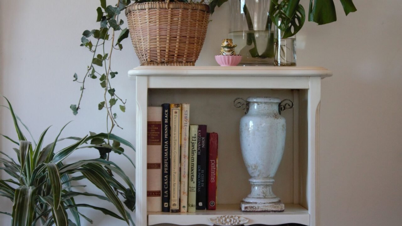 Simple Styling Tricks for Shelves That Look Curated